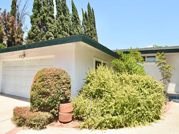 2nd image of 9748 Aqueduct Ave