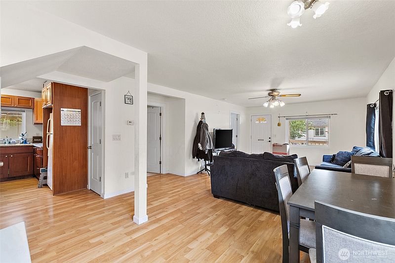 4th image of 293 17th Avenue