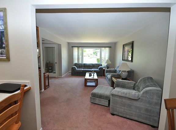 3rd image of 172 Hawthorne Ln