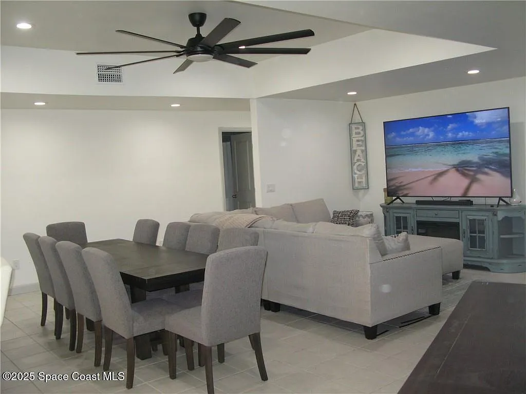 4 bed, 3.0 bath, 2331 sqft, $5,995 — Photo 4