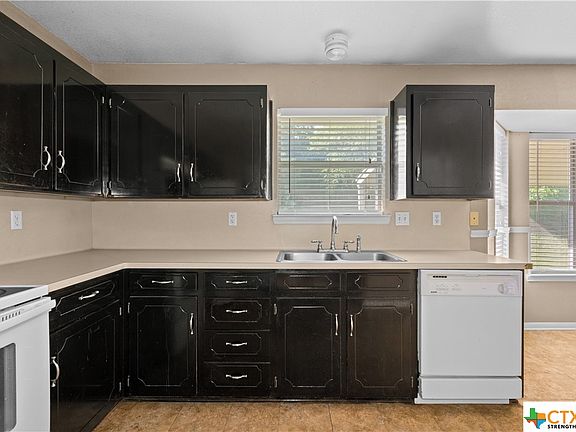 5th image of 303 W Blancas Dr