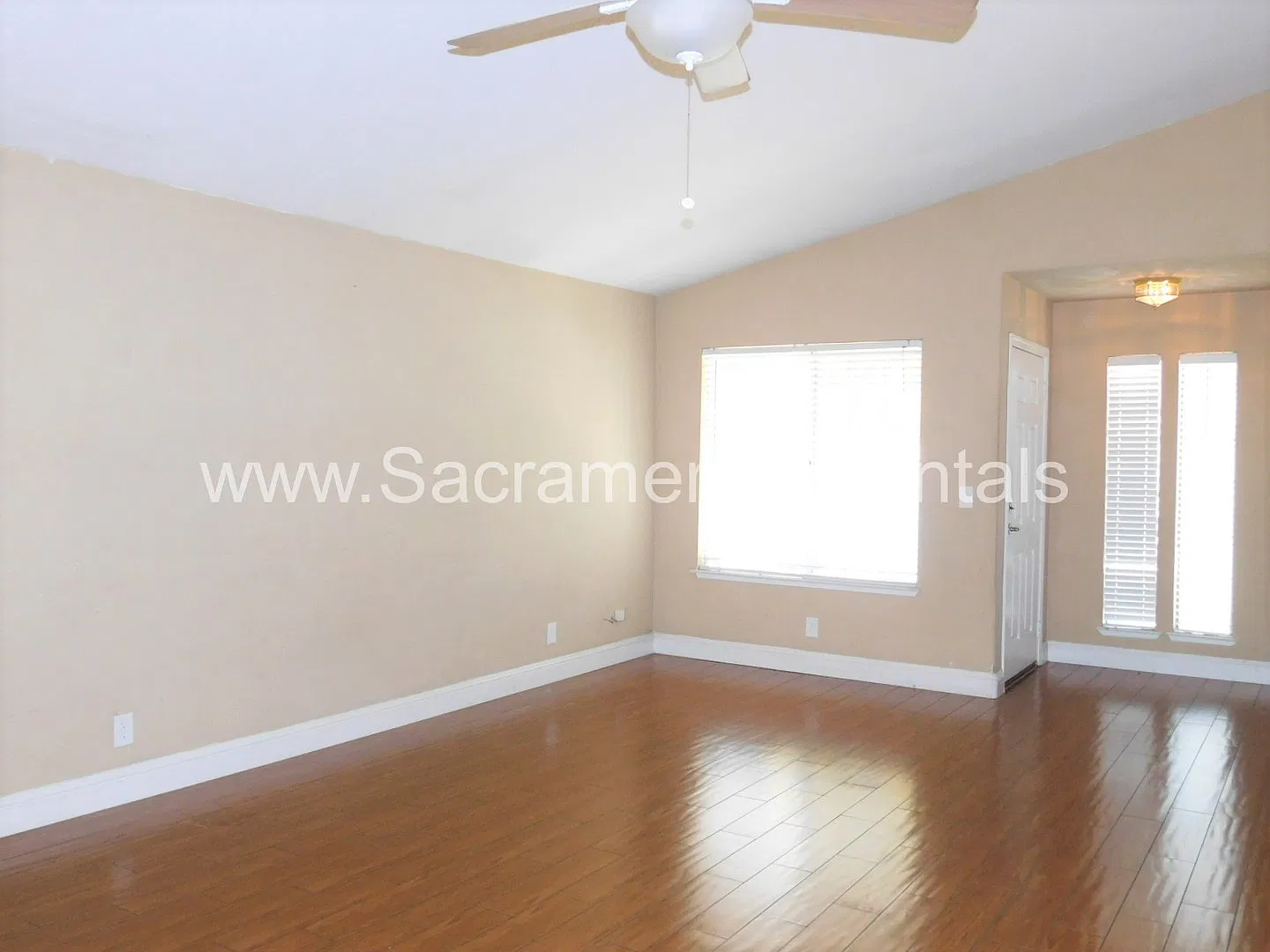 Spacious 3 bd/2ba Foothill Farms Home with 2 Car Garage — Photo 4