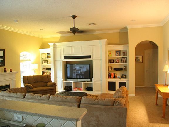 Spacious Living Room 