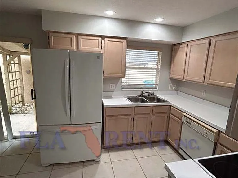 706 Andover Cir — Photo 4
