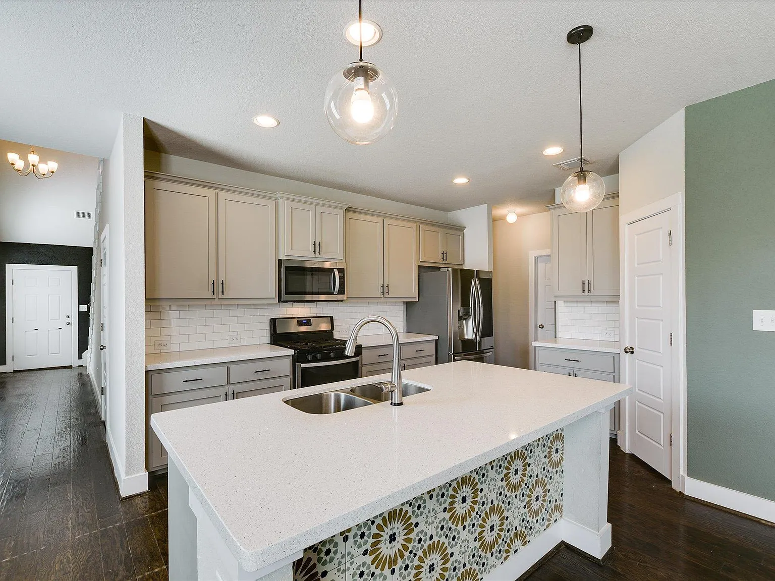 3 bed, 2.5 bath, 2069 sqft, $2,250 — Photo 4