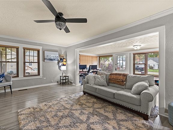 4th image of 671 Longfellow Dr