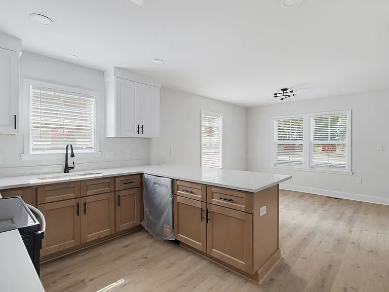 1370 Seminole Dr — Photo 7