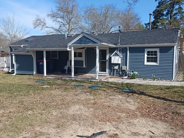 28 Lakeview Dr, East Wareham, MA 02538