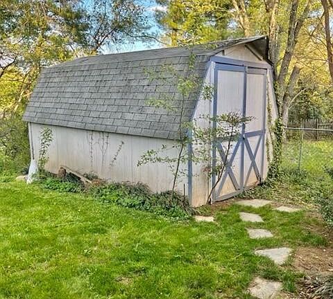 3rd image of 5445 N Lake Dr