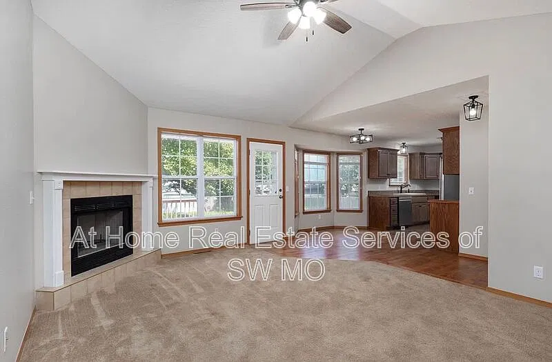 3 bed, 2.0 bath, 1325 sqft, $1,680 — Photo 3