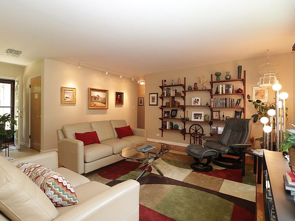 3rd image of 406 Wilshire Dr W