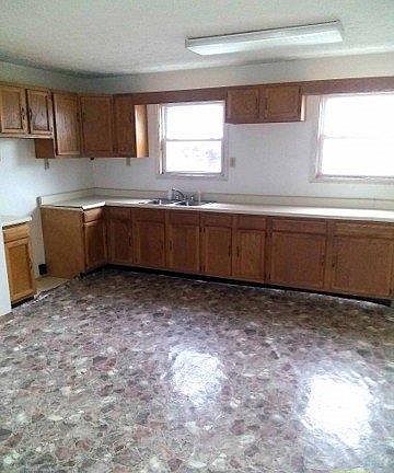 4th image of 549 Poteet St
