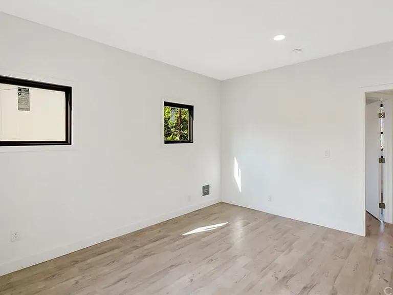211 N Loma Ave — Photo 10