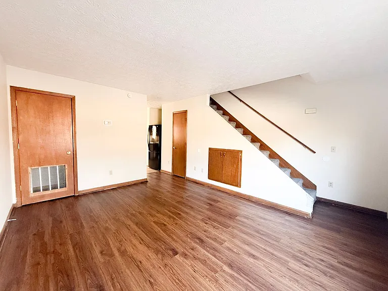 492 W 9th St — Photo 3