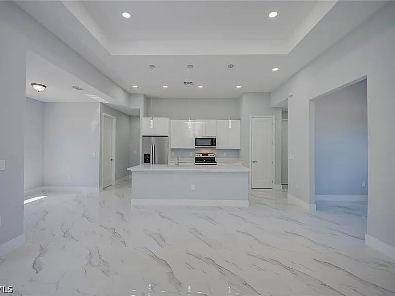 872 Spaulding St E — Photo 4