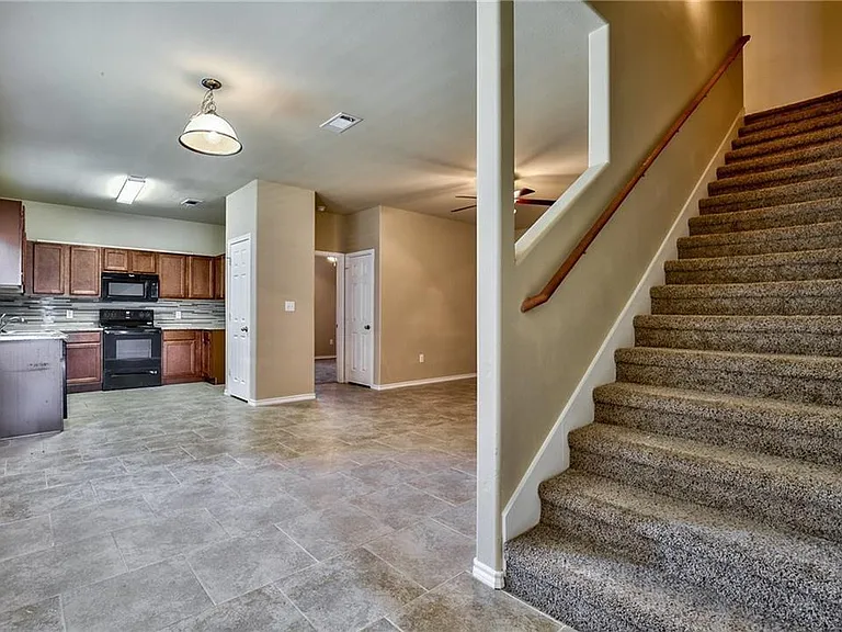 702 E College St — Photo 13
