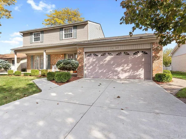 24449 Heritage Dr, Woodhaven, MI 48183