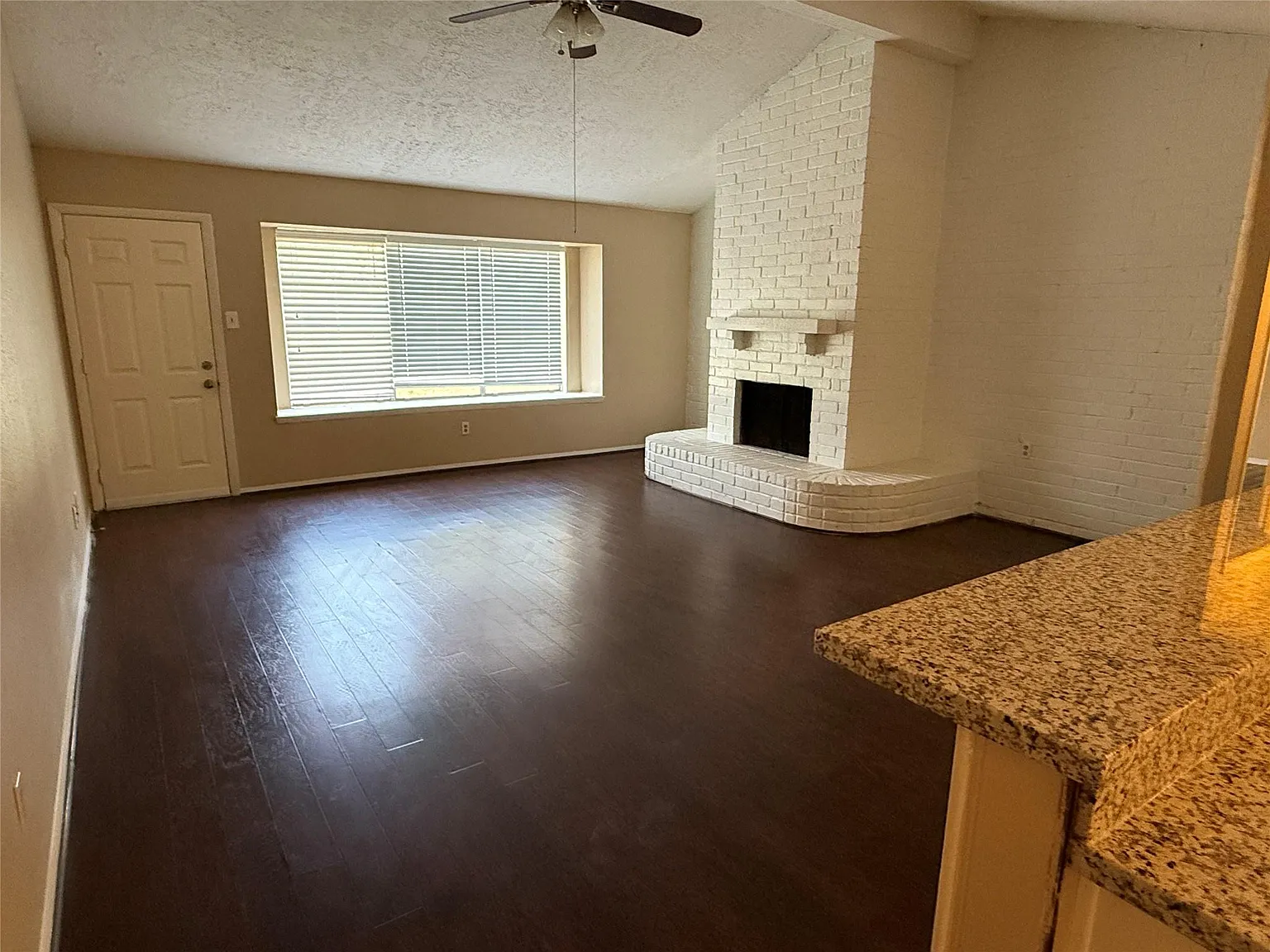 3 bed, 2.0 bath, 1584 sqft, $1,695 — Photo 4