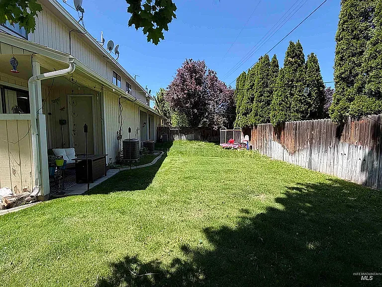 2 bed, 1.5 bath, 1072 sqft, $1,250 — Photo 2