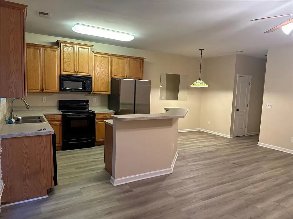 3 bed, 2.0 bath, 1621 sqft, $1,800 — Photo 2