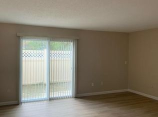 6 Village Green Ln APT 15, Natick, MA 01760