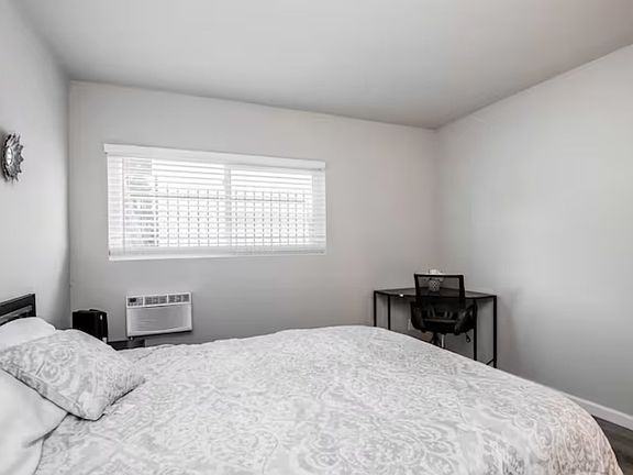 5th image of 18631-1BURBANK Boulevard 10