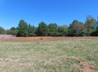 16 Riverview Dr, Sheffield, AL 35660