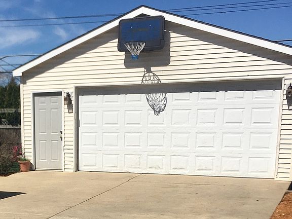 3rd image of 843 E Grant Dr