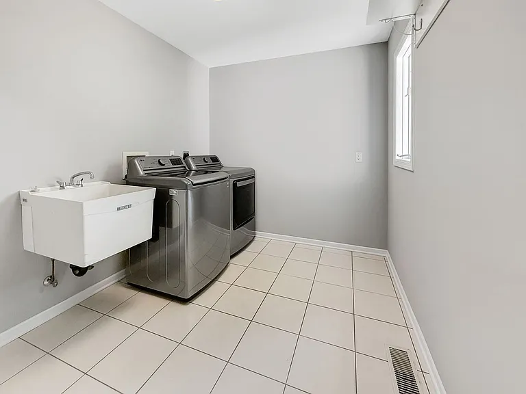 3200 Lakeside Dr — Photo 13