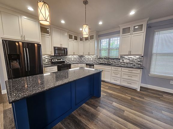 4th image of 3306 NE Brentwood Dr
