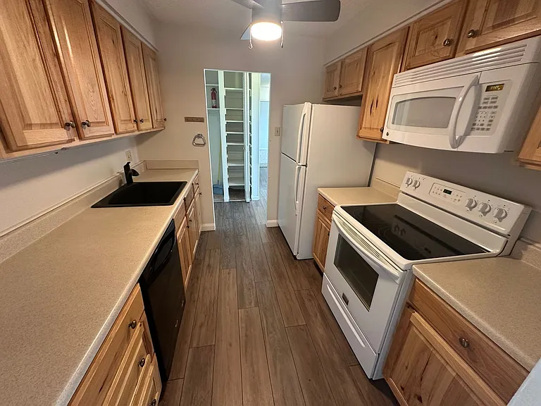 411 Lakewood Cir #C407 — Photo 4