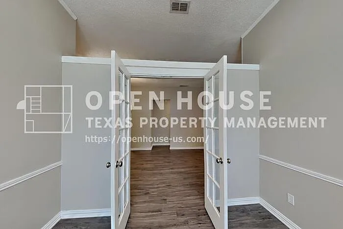 2222 Edinburgh St — Photo 10