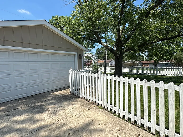 820 Park Ave — Photo 16