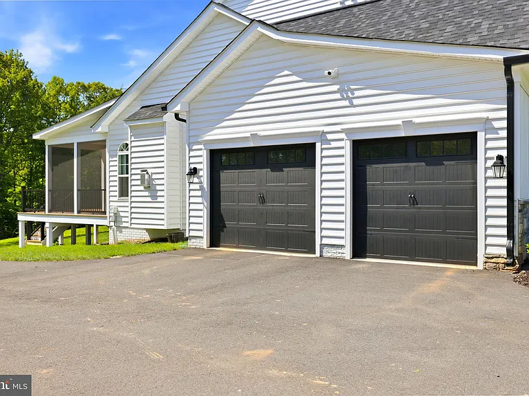 301 Kingdom Dr — Photo 4