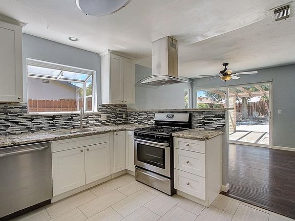 3rd image of 5813 Mount Evans Ct