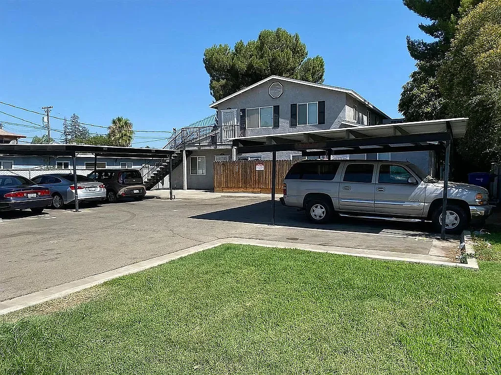 4 bed, 1100 sqft, $2,050 — Photo 2