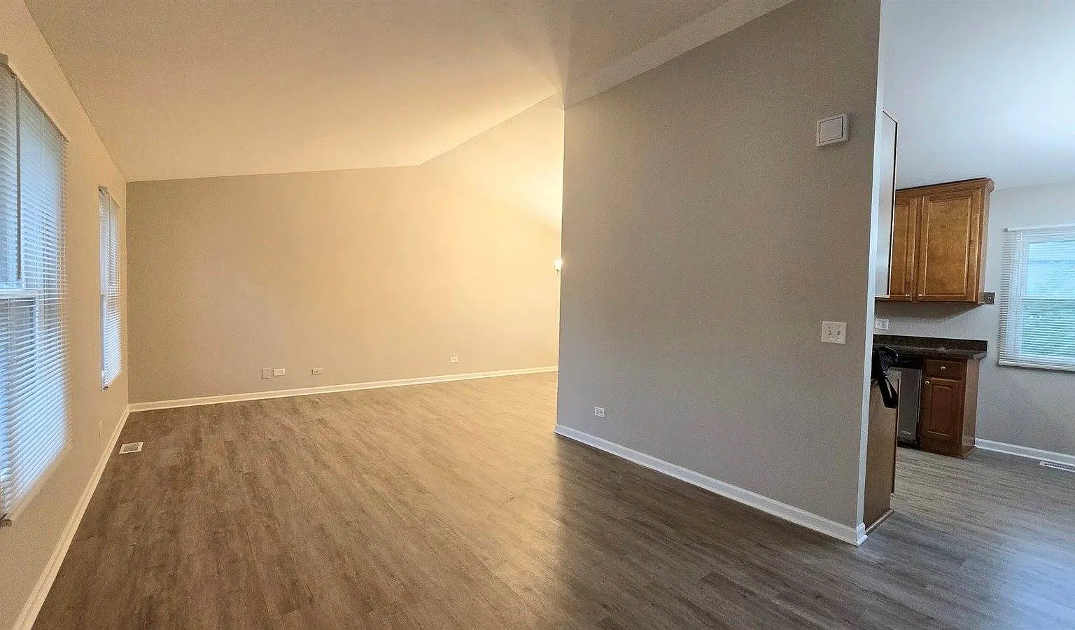 3 bed, 1.5 bath, 1400 sqft, $2,995 — Photo 2