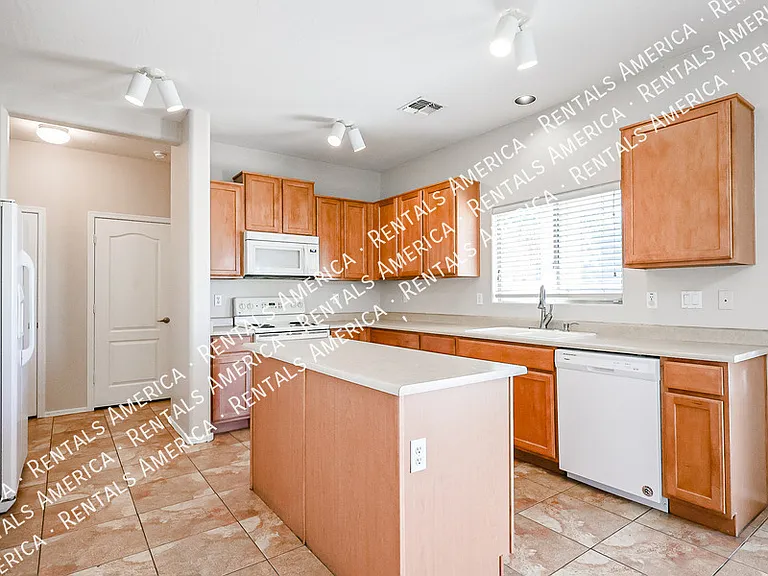 910 S 118th Ln — Photo 11