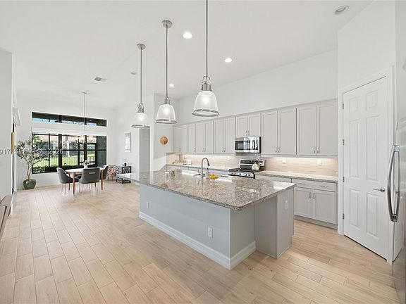 5th image of 11927 Leon Cir N