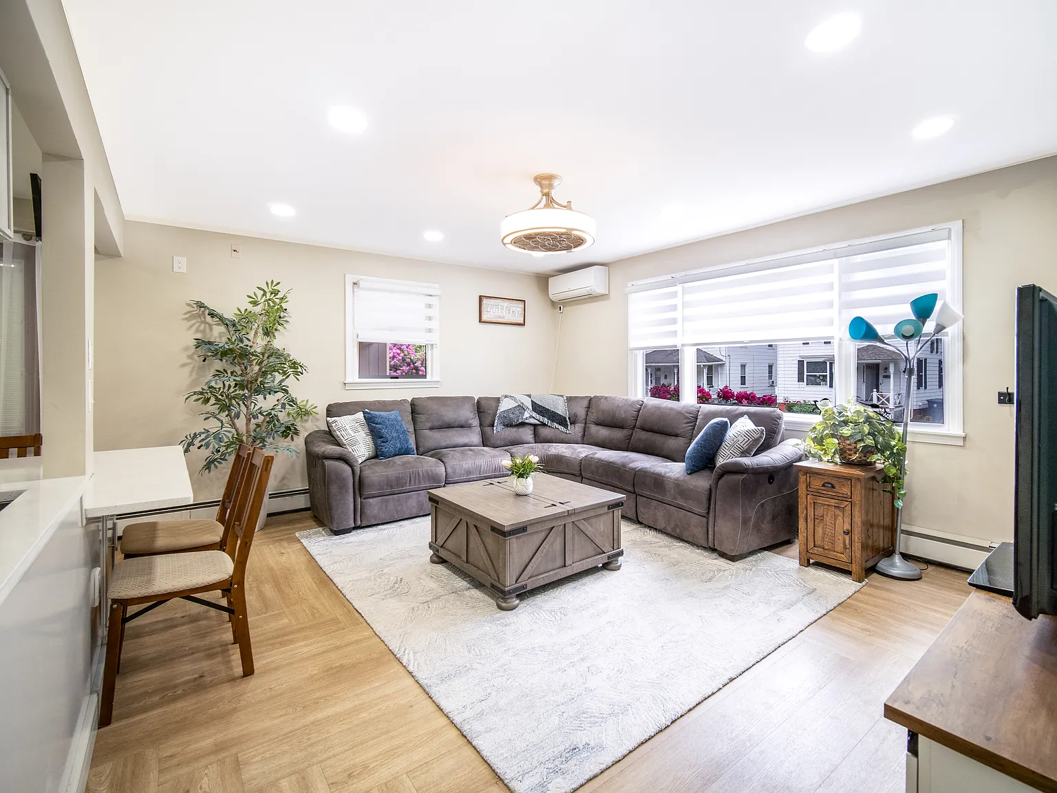 3 bed, 1.5 bath, 1375 sqft, $2,400 — Photo 2