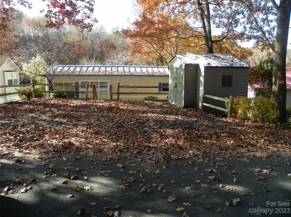 135 Clubhouse Dr, New London, NC 28127