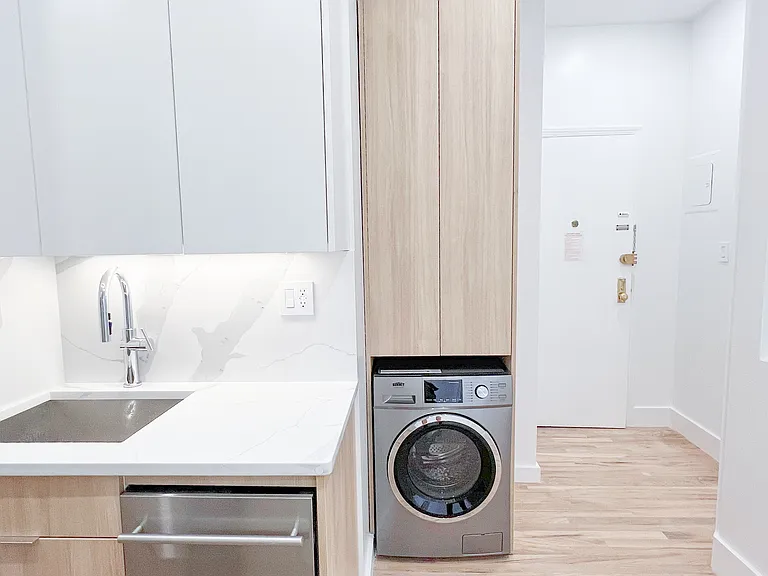 228 W 18th St #21 — Photo 3