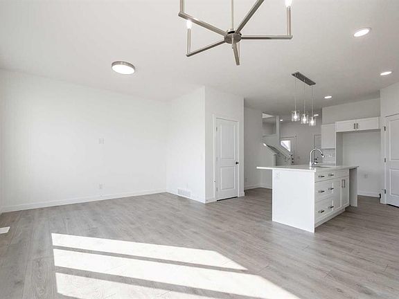 3rd image of 312 N Edgefield Close
