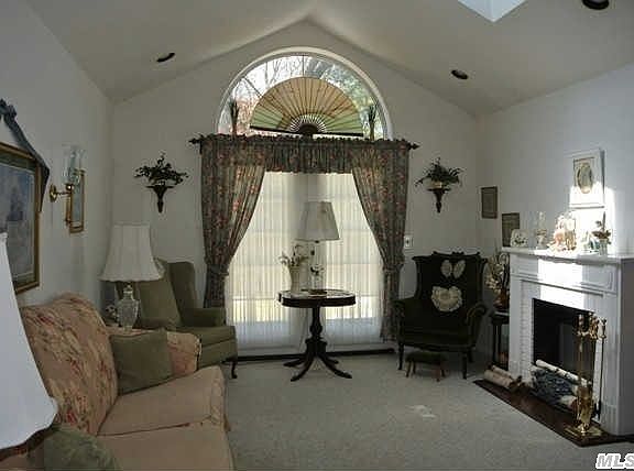 4th image of 4 Teresa Ln #4