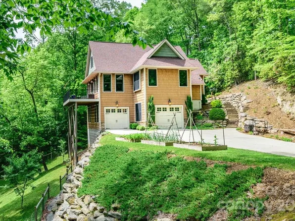 2109 Deep Woods Dr, Hendersonville, NC 28739