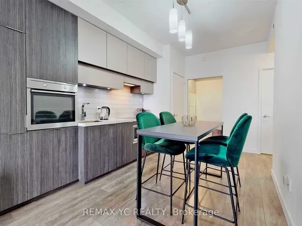 8 Eglinton Ave E #2212, Toronto, ON M4P 0C1