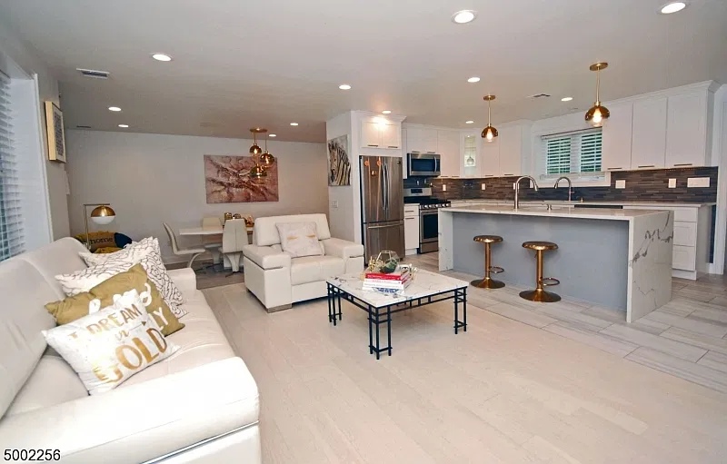 2 Woodlawn Ave
