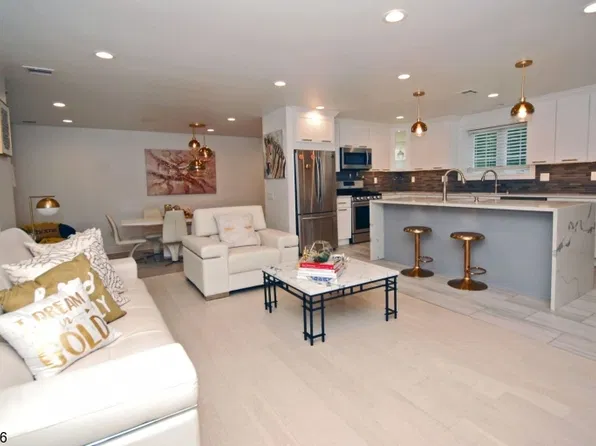 2 Woodlawn Ave, Green Brook, NJ 08812