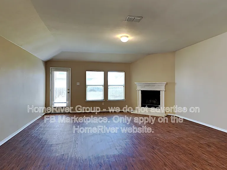 1046 Warbler — Photo 3
