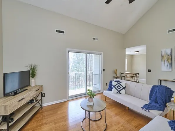 124 Tennis Plaza Rd Unit 42, Dracut, MA 01826